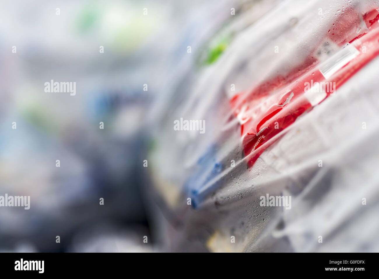 Verpackungsabfälle in einen transparenten Müllsack. Stockfoto