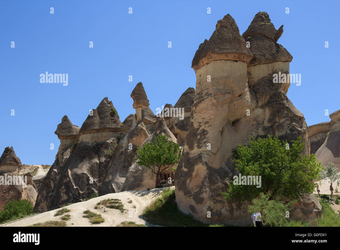 Tuffstein vor einem strahlend blauen Himmel Stockfoto