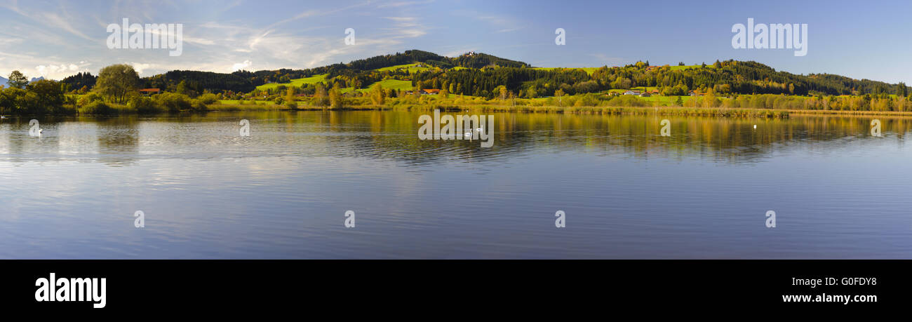 Panorama auf See und Berge in Bayern Stockfoto