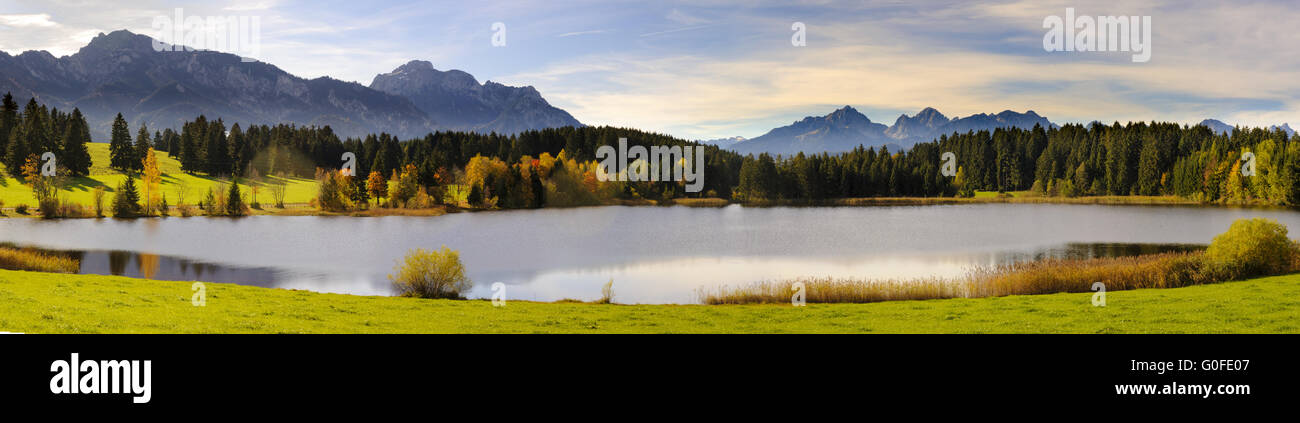 Panorama auf See und Berge in Bayern Stockfoto