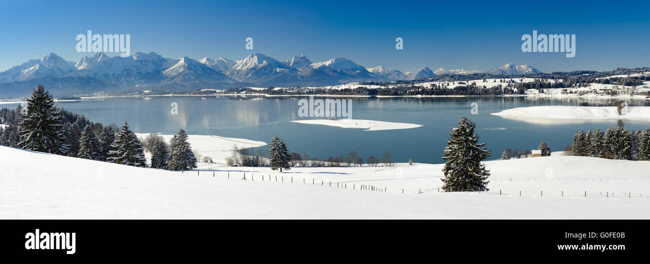 Panorama-Landschaft in Bayern mit Alpen Berge und See im winter Stockfoto