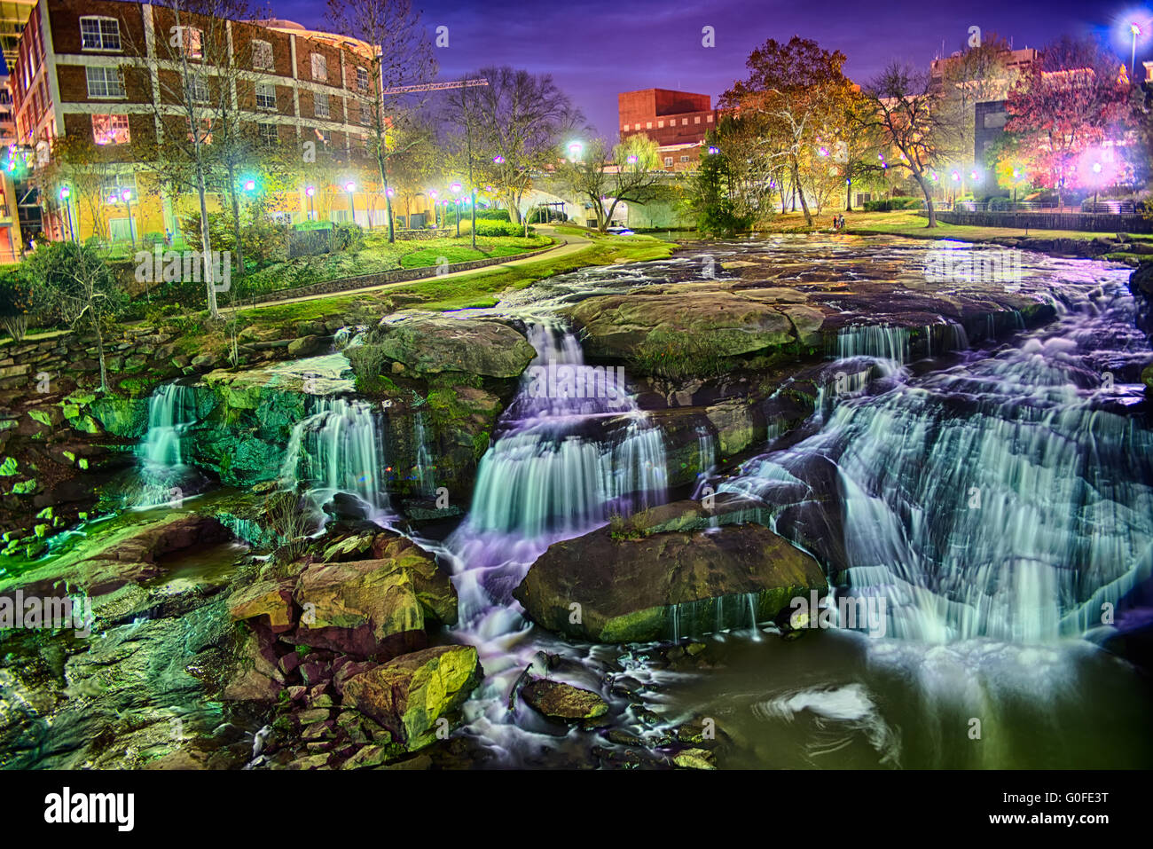 Greenville in South Carolina nahe fällt Park River Walk bei Nigth. Stockfoto