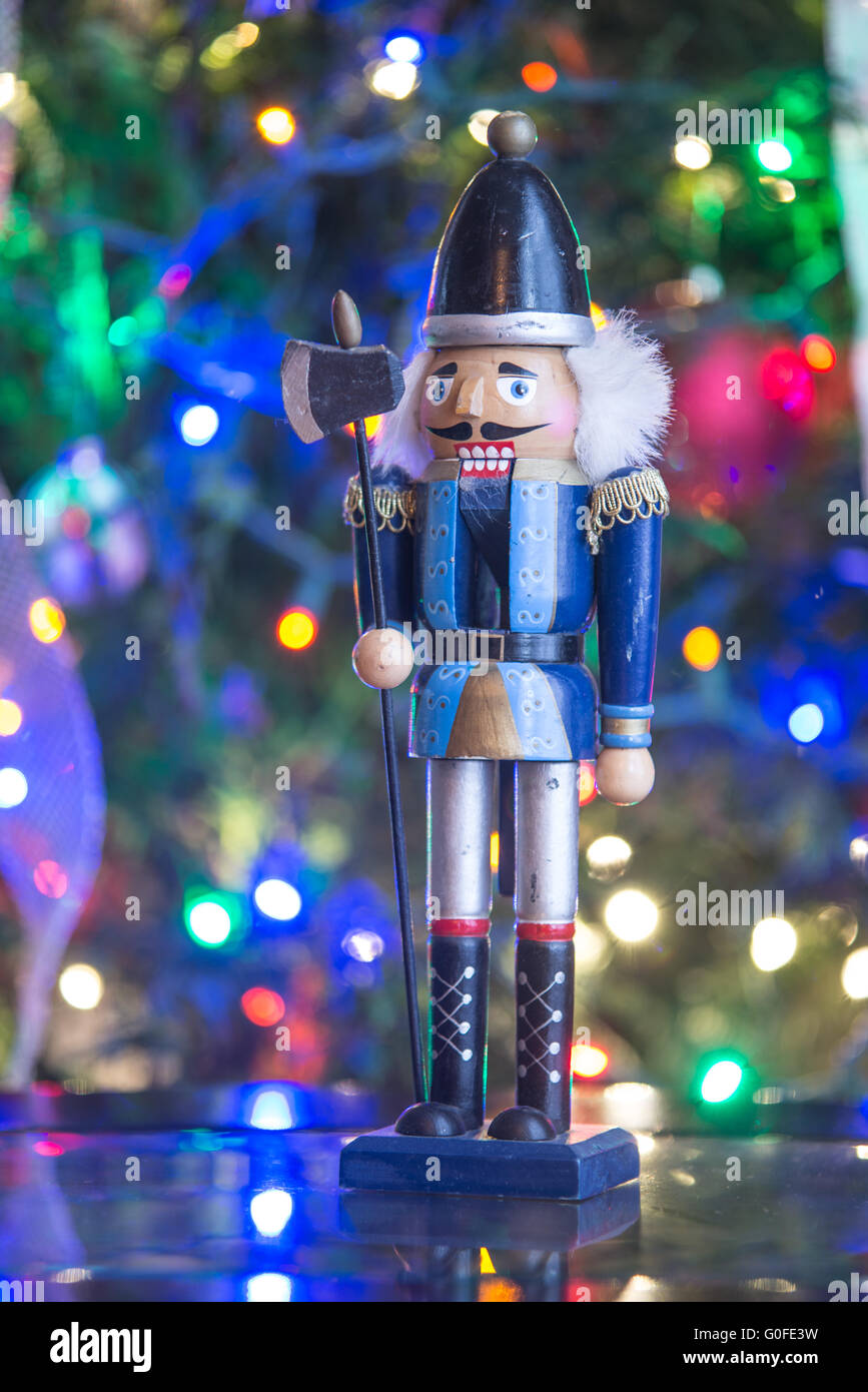 Soldat Nussknacker Statue Stand Vor Geschmuckter Weihnachtsbaum Stockfotografie Alamy