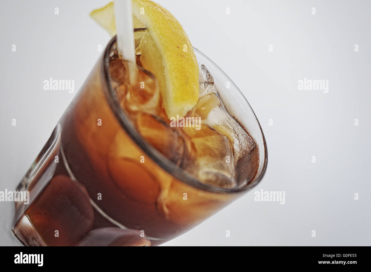 Cocktail black Russian auf dem weißen Hintergrund isoliert Stockfoto