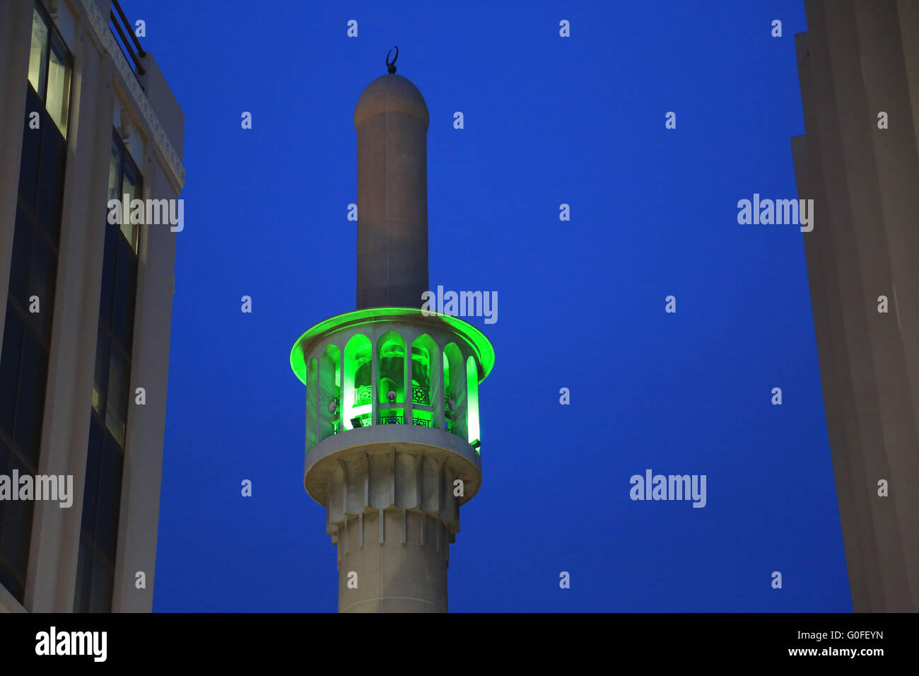 Minarett der Moschee Ali ibn Abi Talib in Bur Dubai in der Abenddämmerung Stockfoto