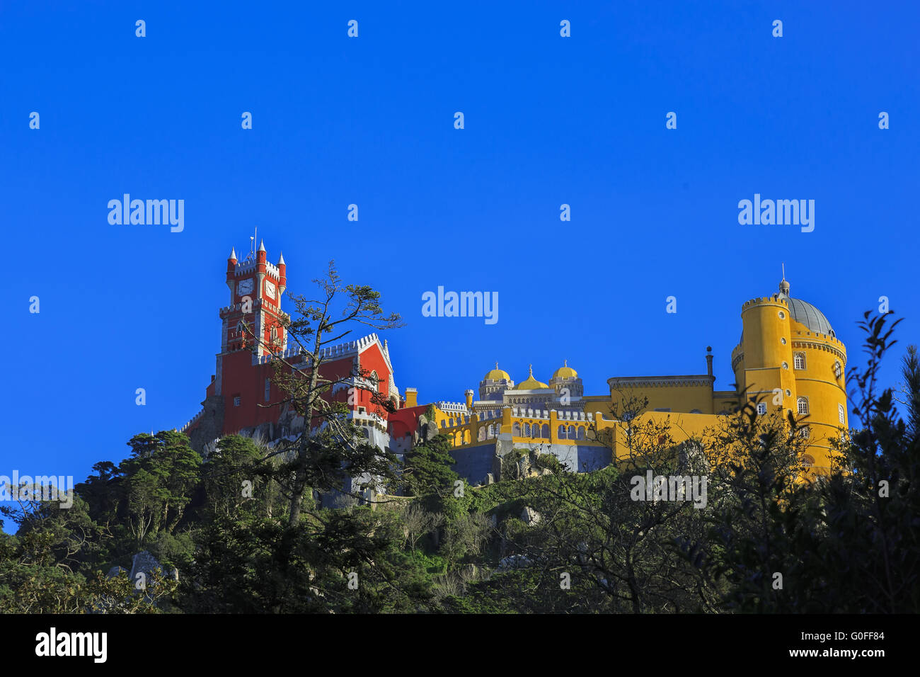 Pena Schloss auf dem Hügel in Sintra Stockfoto