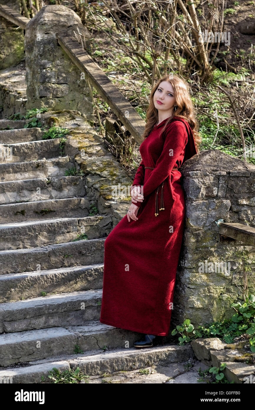 schöne Frau im roten Kleid Kamenez-Podolsk Stockfoto
