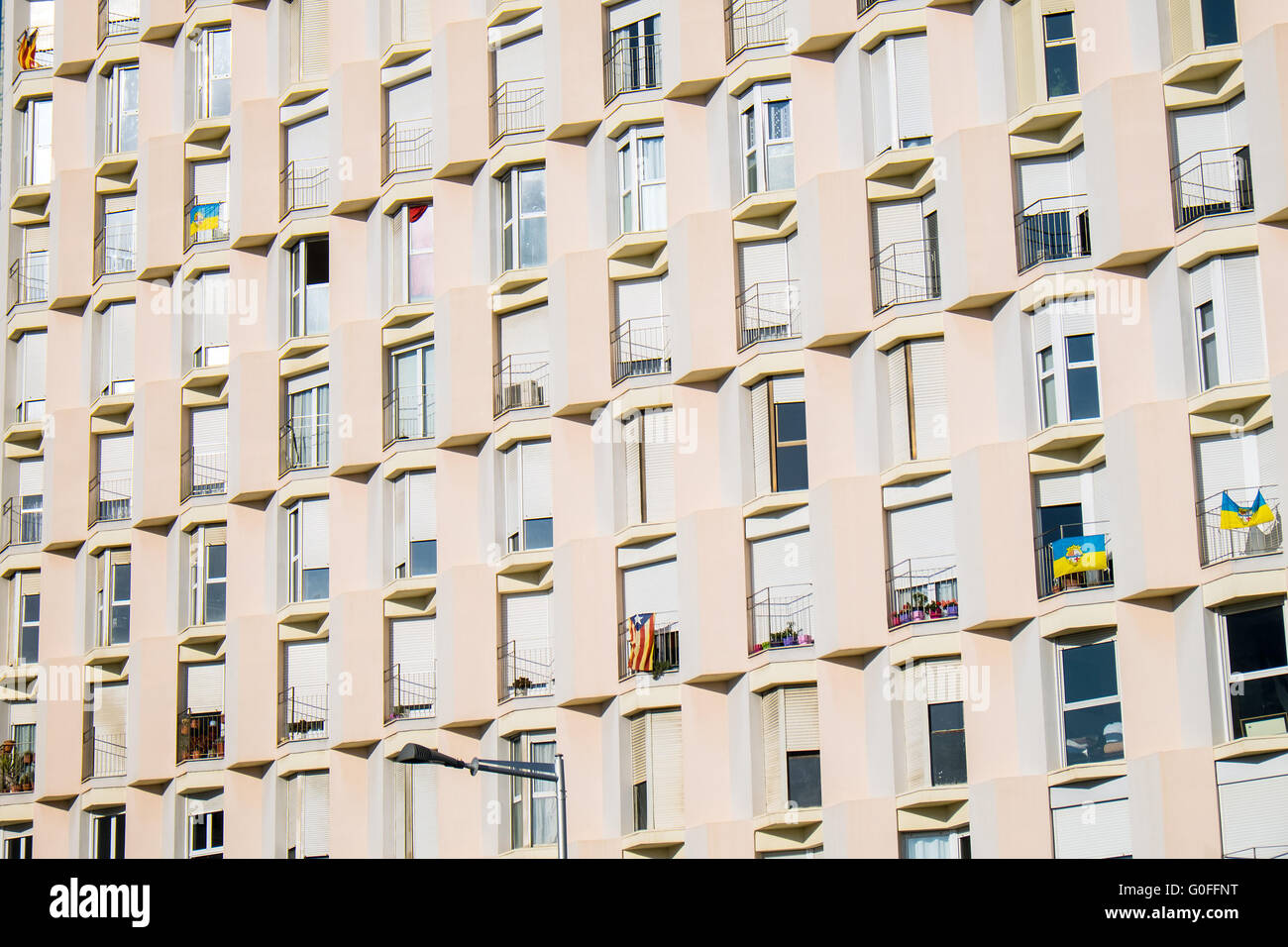Fassade eines Hotels in Barcelona mit Catalon Fahnen Stockfoto