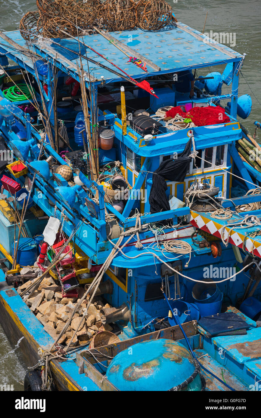 Fischer Boot mit Kleinigkeiten gefüllt Stockfoto