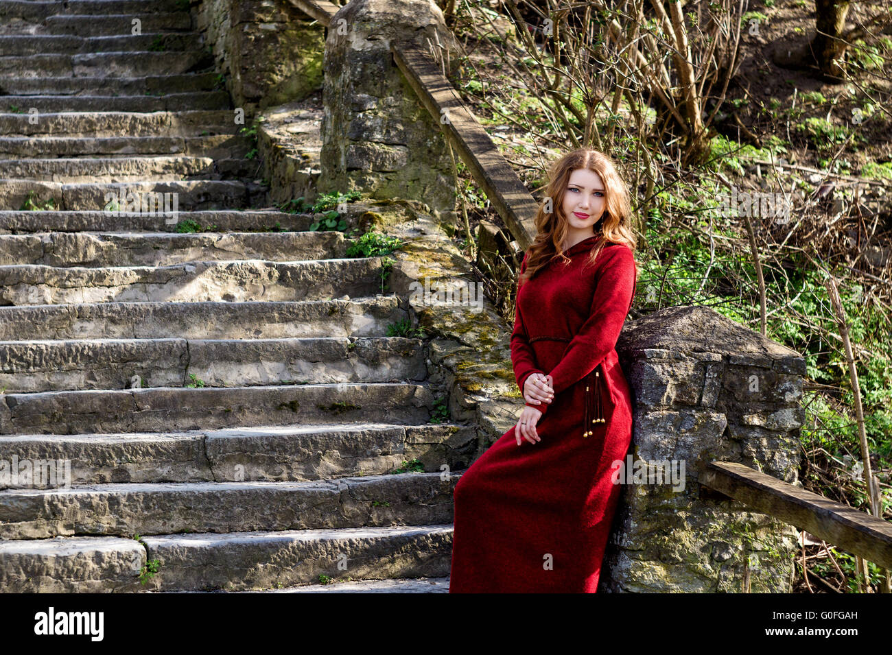 schöne Frau im roten Kleid Kamenez-Podolsk Stockfoto