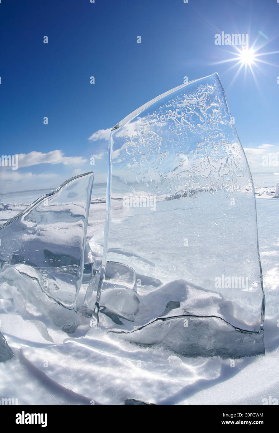 Eisscholle und Sonne im Winter-Baikal-See Stockfoto