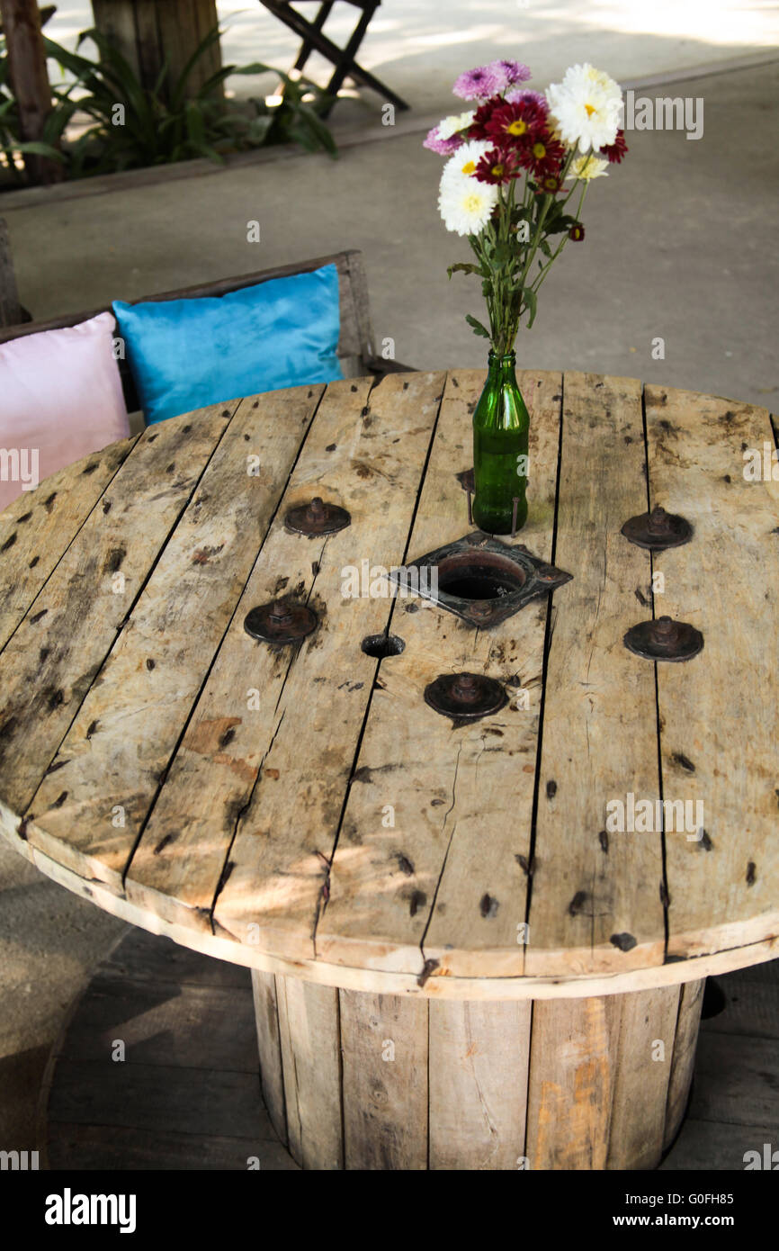 Holztisch im Restaurant aus recyceltem Material hergestellt Stockfoto