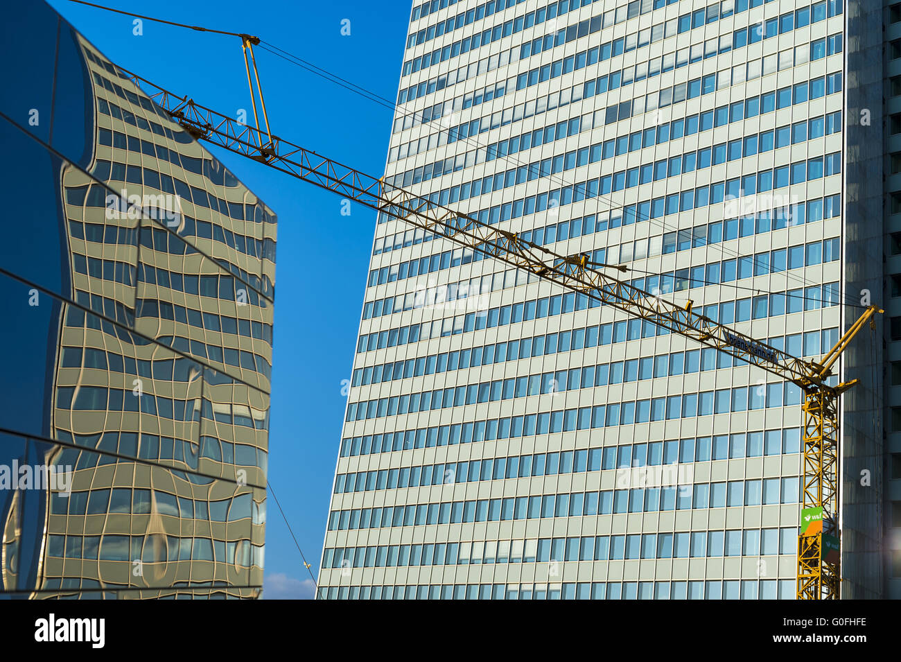 Baustelle der Düsseldorf Kö-BBow mit reflektierendem Glasfassaden und Gebäude Kran. Stockfoto