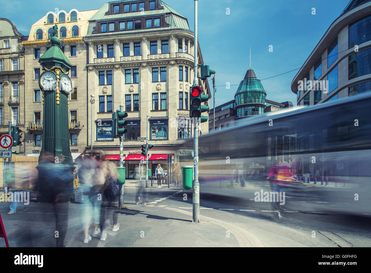 Historische Uhr und fließenden Verkehr auf der Königsallee. Stockfoto