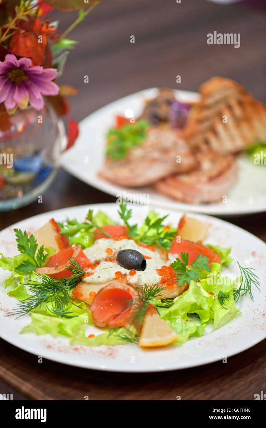 Salat mit geräuchertem Lachs Stockfoto