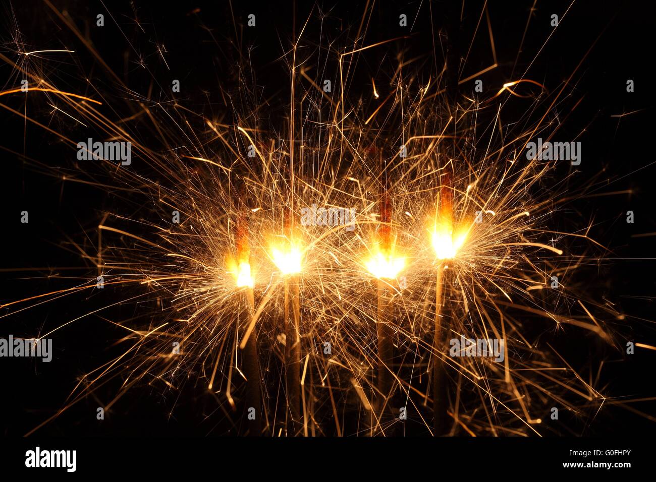 Makrofoto des Feuerwerk Wunderkerze mit schwarzem Hintergrund. Stockfoto