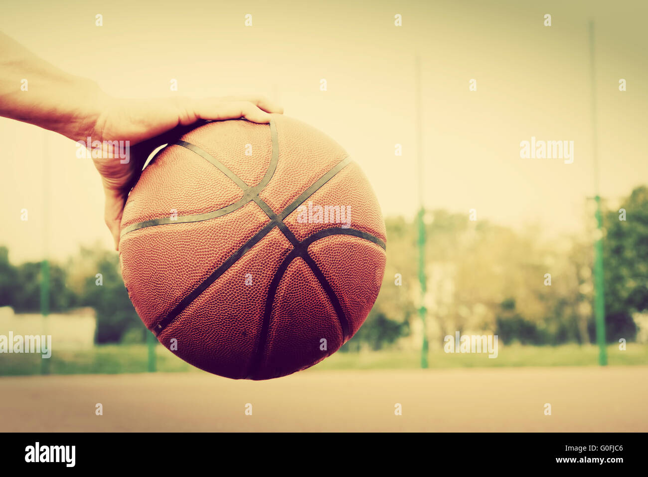 Dribbling den Ball am Basketballplatz. Streetball Stockfoto