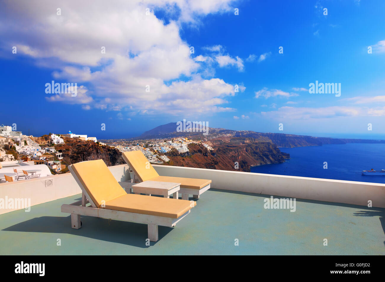 Zwei Liegestühle auf dem Dach des Gebäudes auf Santorini Insel Stockfoto