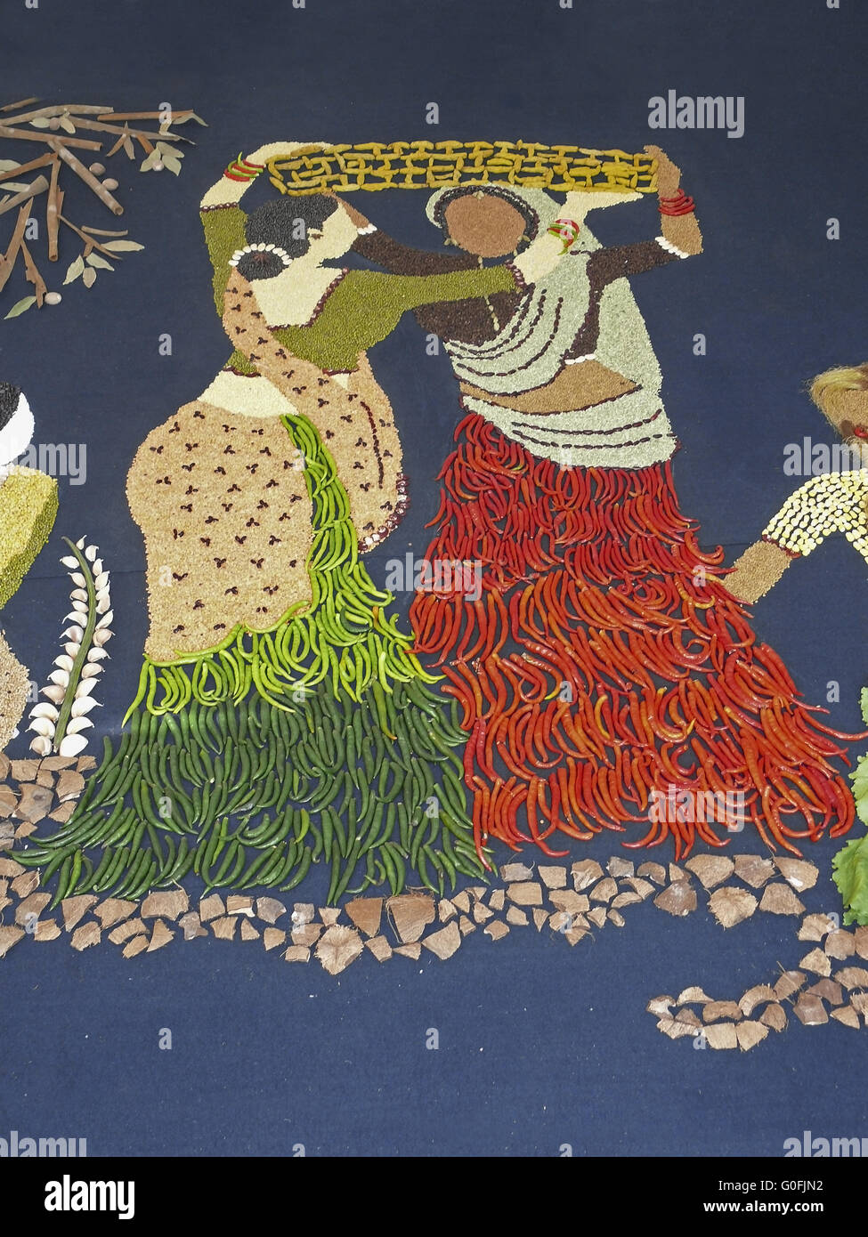 Rangoli von zwei Workingwomen gebildet, indem man Gewürze Gemüse, Maharashtra, Indien Stockfoto