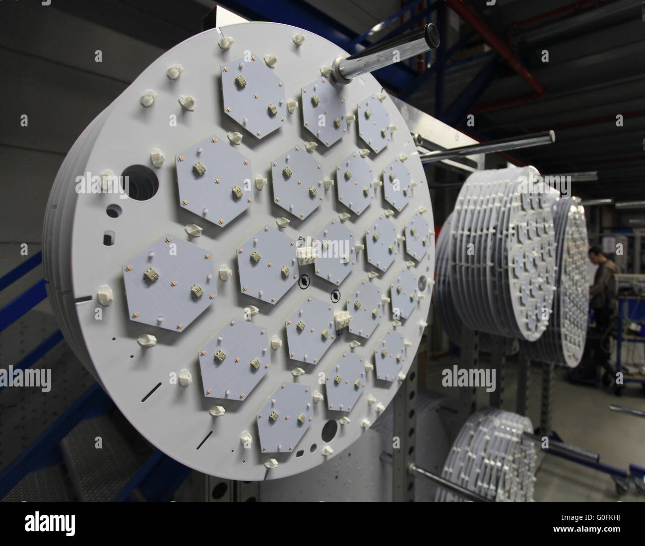 Produktion von großen LED-Lampen in der Fabrik Stockfoto