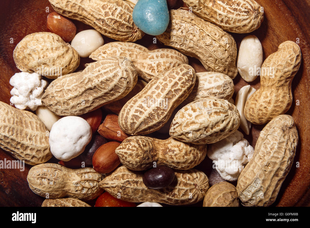 Erdnüsse in hölzerne Schale mit Süßigkeiten Nahaufnahme Makro Stockfoto