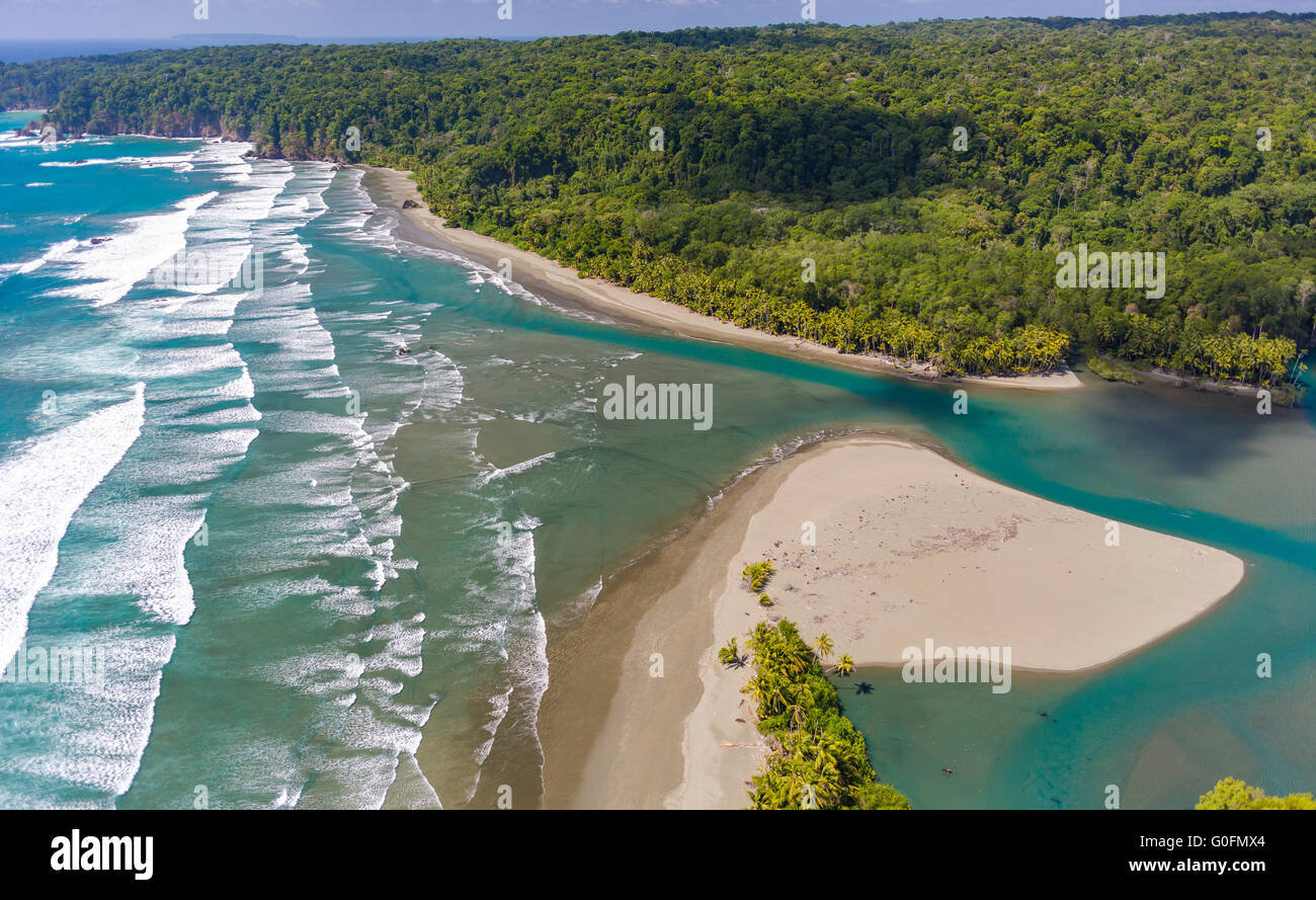 CORCOVADO Nationalpark, COSTA RICA - Rio Claro Leergut in pazifischen Ozean, die Halbinsel Osa Regenwald. Stockfoto