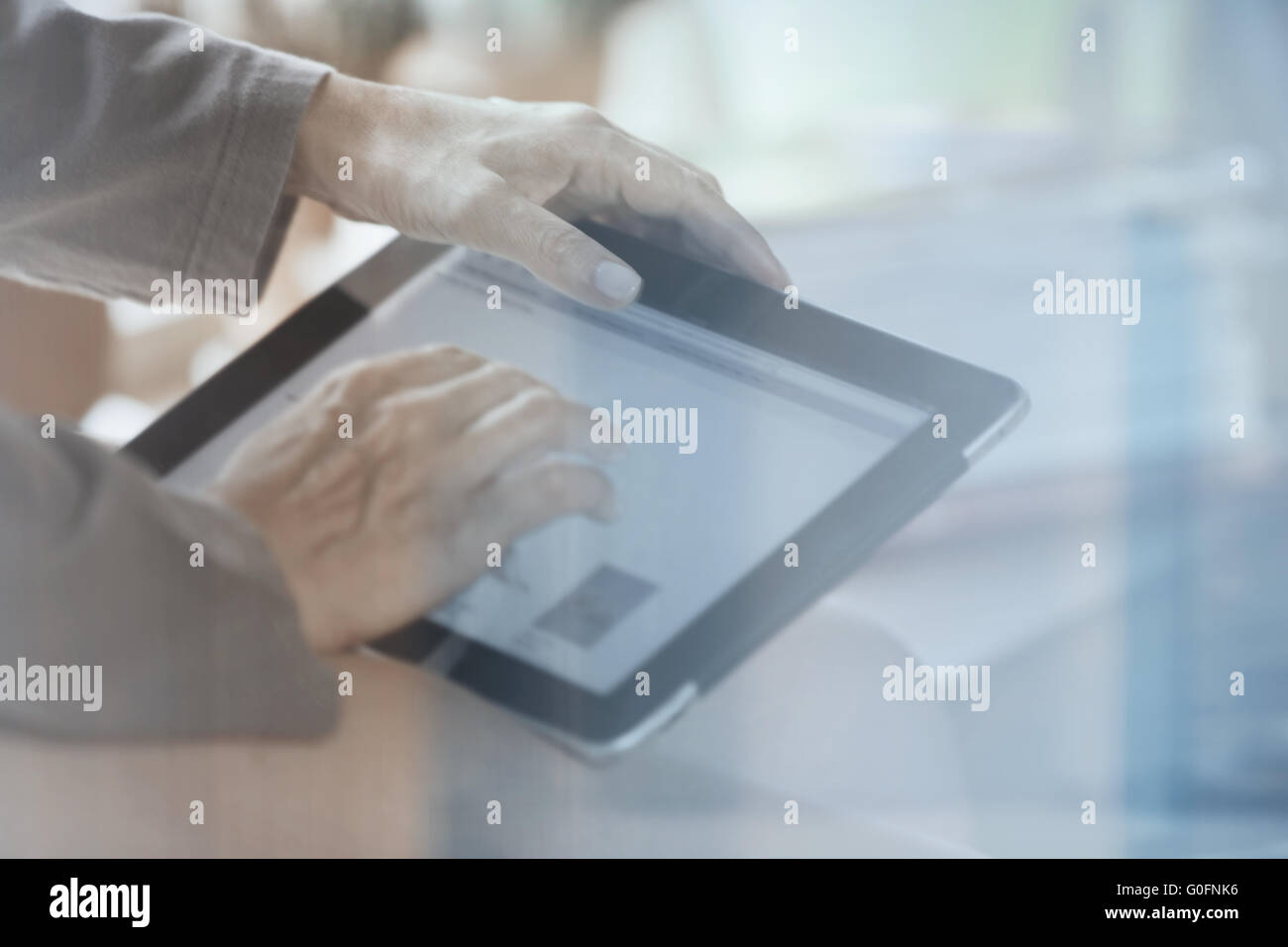 Frau mit digital-Tablette Stockfoto Frau mit digital-Tablette Stockfoto