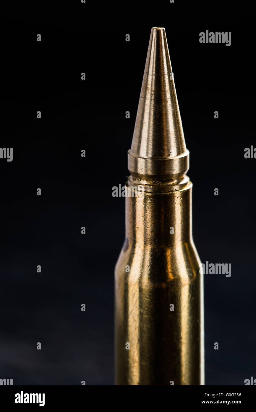 Oben auf dem Gewehr Patrone auf dunklem Hintergrund Stockfoto