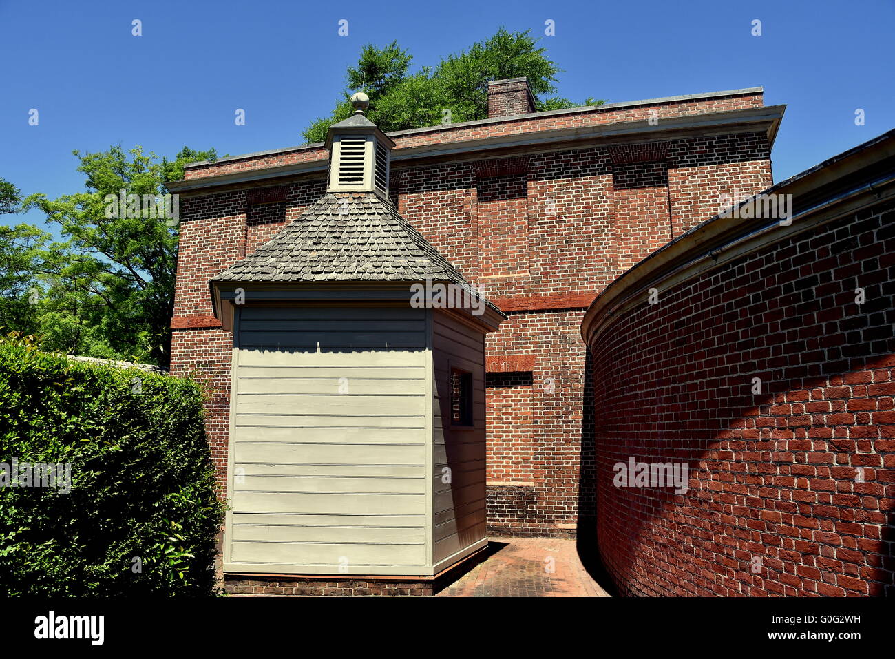 New Bern, North Carolina: hölzerne eingeweiht, geschwungenen Kolonnade Wand- und Stallungen Flügel im Jahr 1770 Tryon Palace Stockfoto