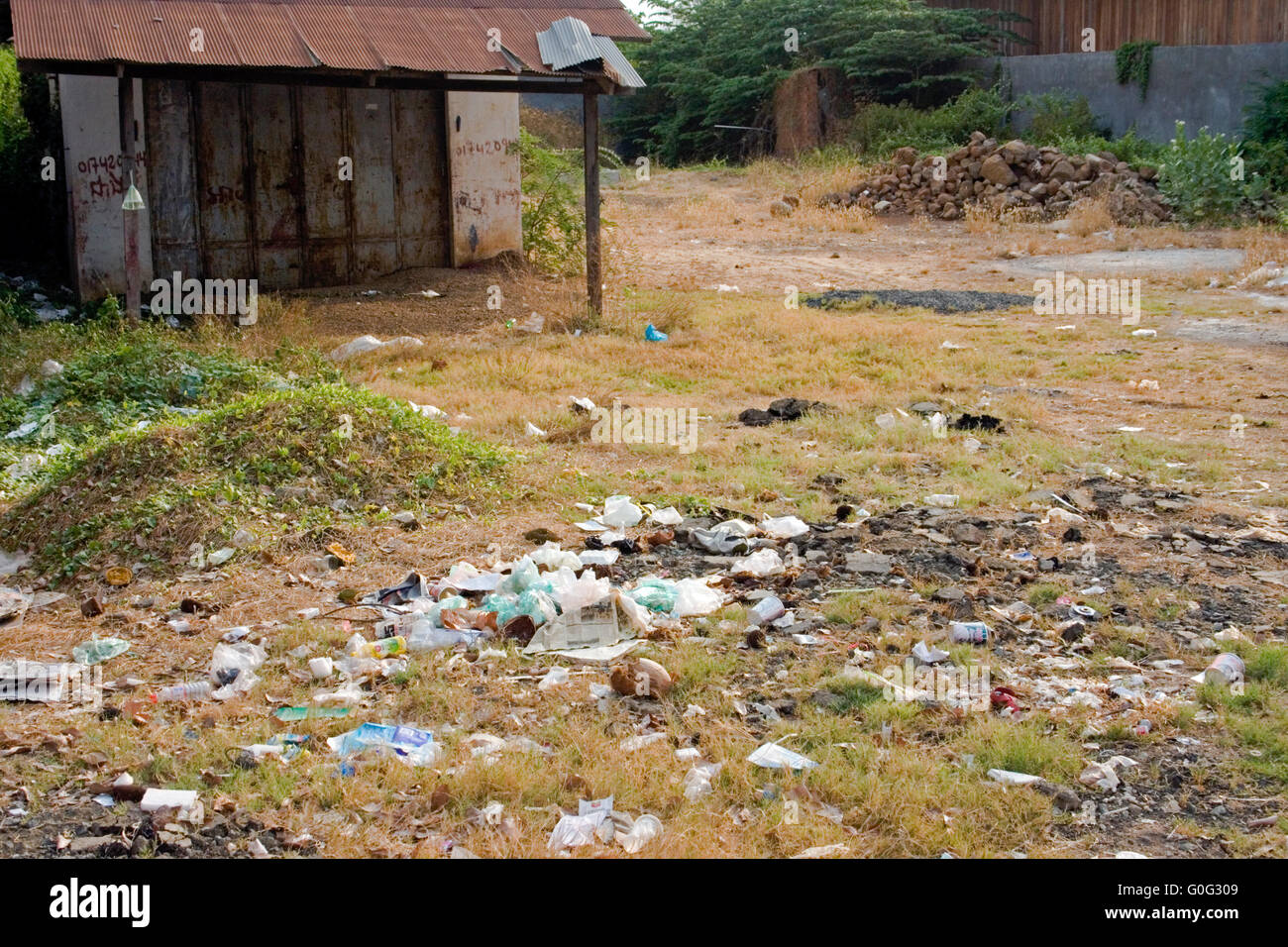 Viel mit Müll gefüllt ist Teil der Stadtlandschaft in Kampong Cham, Kambodscha. Stockfoto