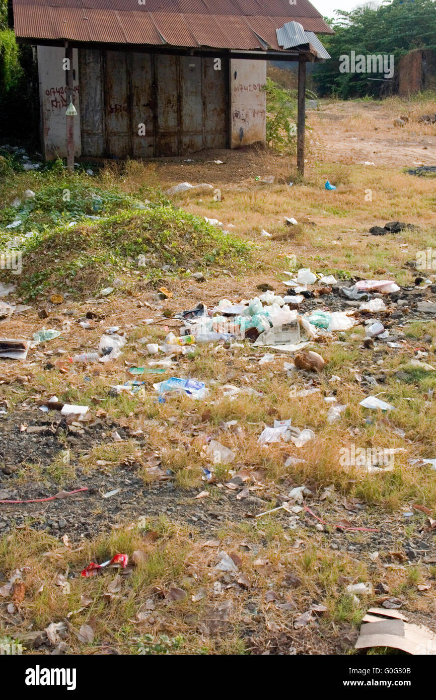 Viel mit Müll gefüllt ist Teil der Stadtlandschaft in Kampong Cham, Kambodscha. Stockfoto