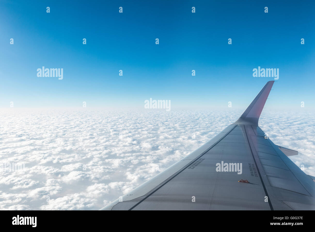 Flugzeugflügel über den Wolken Stockfoto