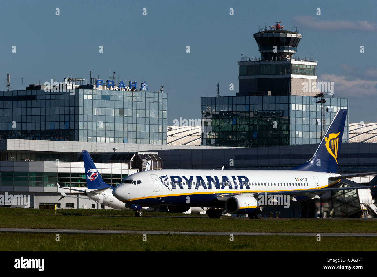 Flugzeug Boeing 737 Ryanair, Prager Flughafen Tschechische Republik Ryanair Flugzeug geerdet Rollbahn Rollbahn gelandet, Control Tower Landschaft Stockfoto