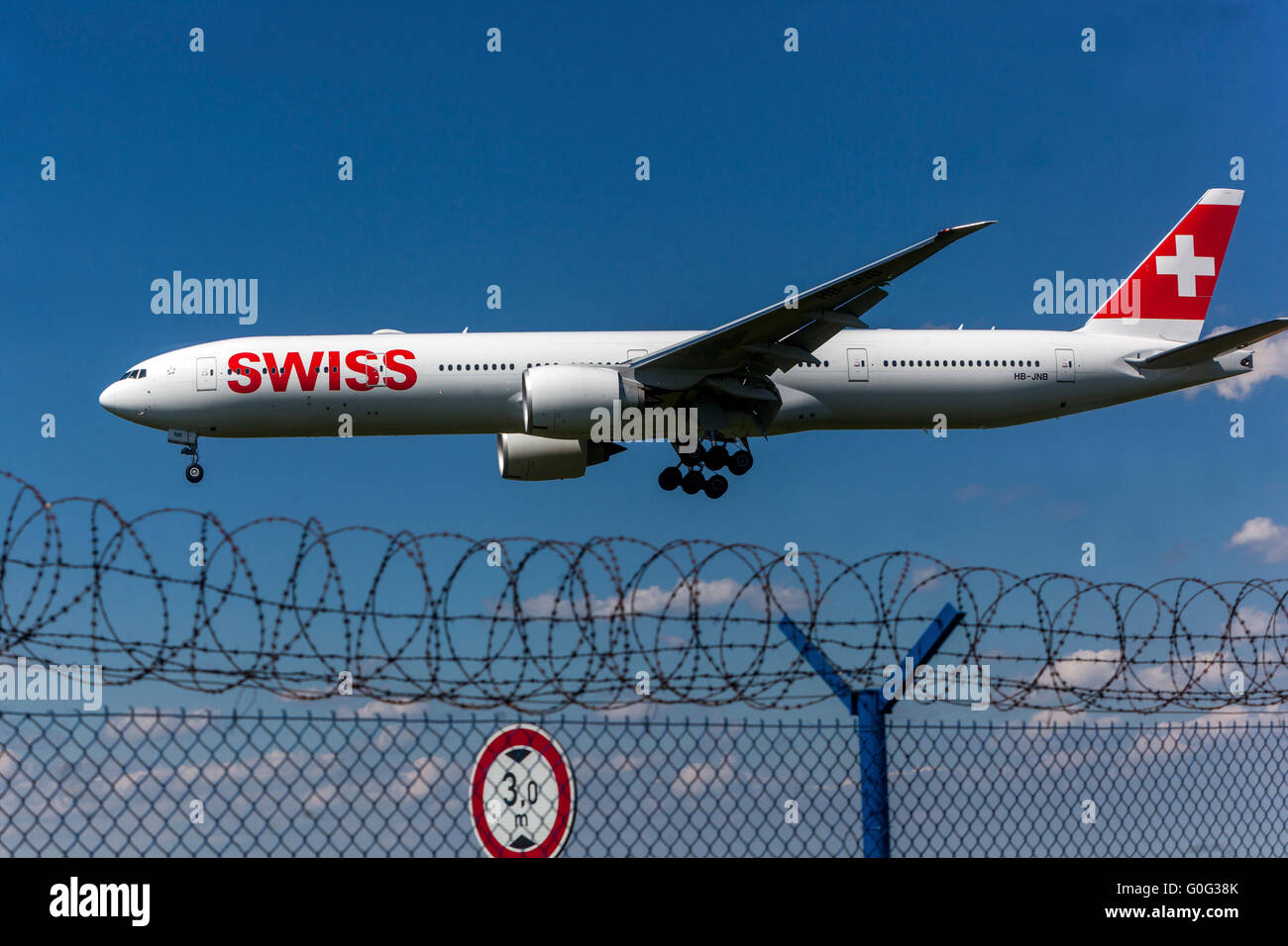 Flugzeug Boeing 777 Swiss Flugzeug nähert sich zur Landung, Prag, Tschechische Republik Stockfoto