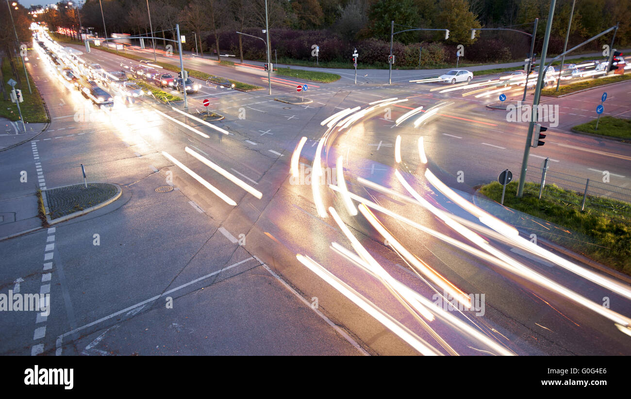 Verkehr und Autos mit Langzeitbelichtung bei Nacht Stockfoto
