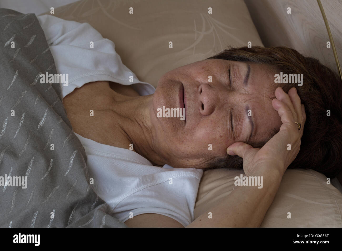 Ältere Frau, die Schwierigkeiten beim Einschlafen in der Nacht Stockfoto