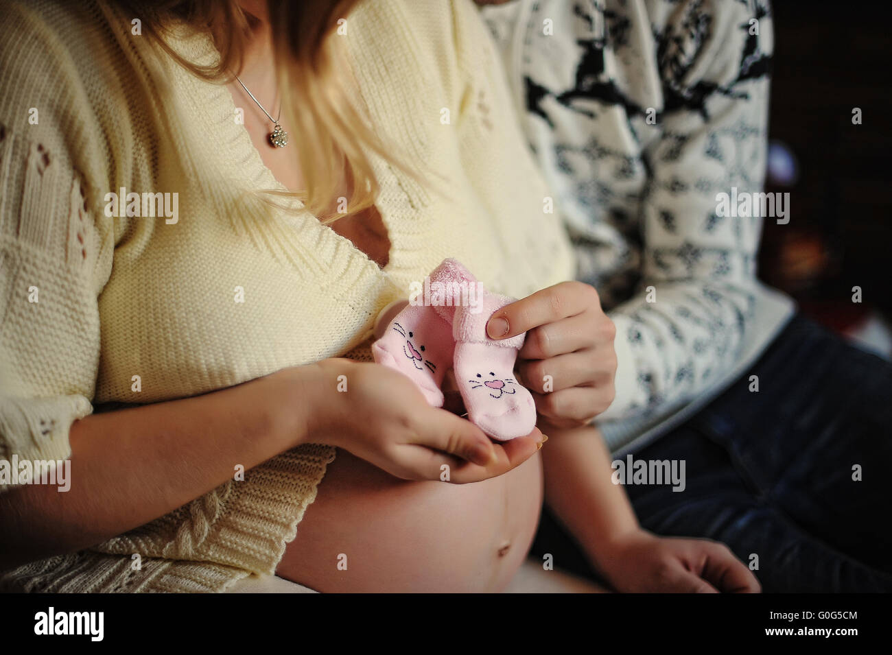 Schwangere Frau hält die Hand auf ihren Baby-Bauch Stockfoto