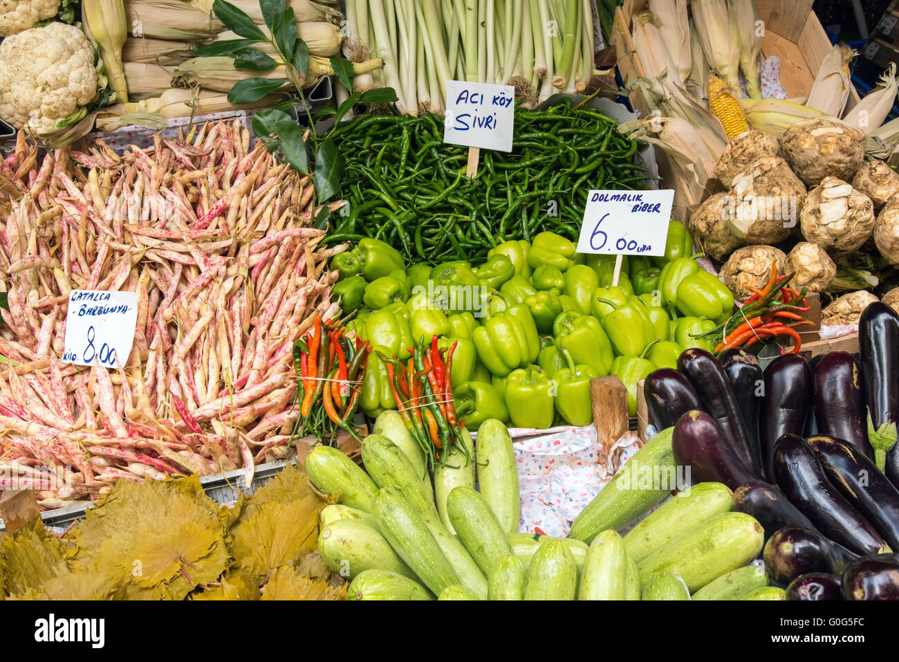 Auswahl an Gemüse auf einem Markt in Istanbul, Türkei Stockfoto