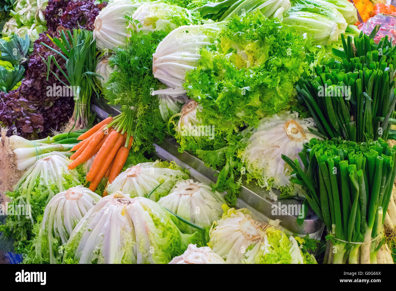 Kohl und Salat zum Verkauf auf dem Markt Stockfoto