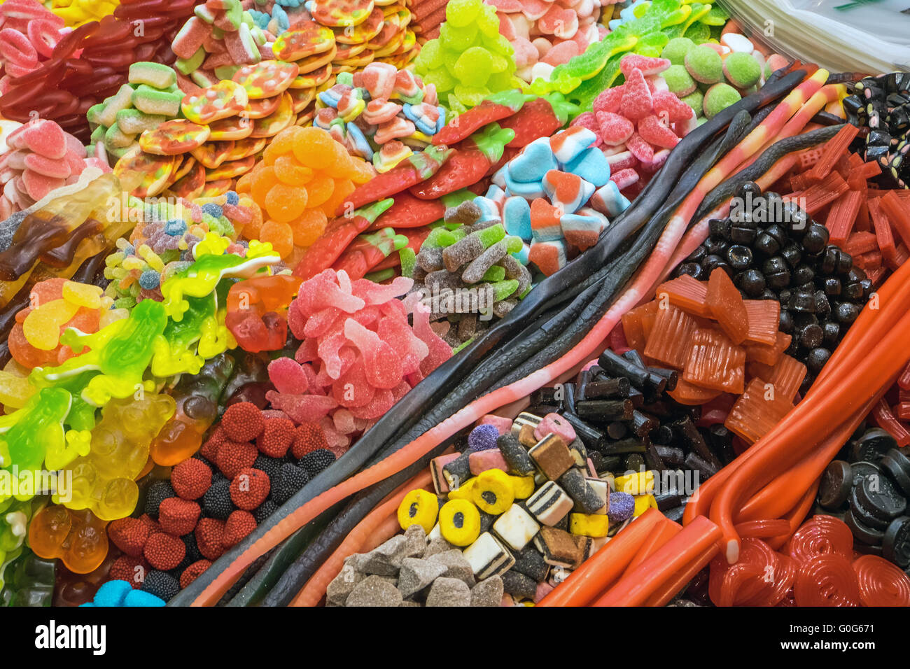Große Auswahl an Süßigkeiten in der Boqueria-Markt in Barcelona Stockfoto