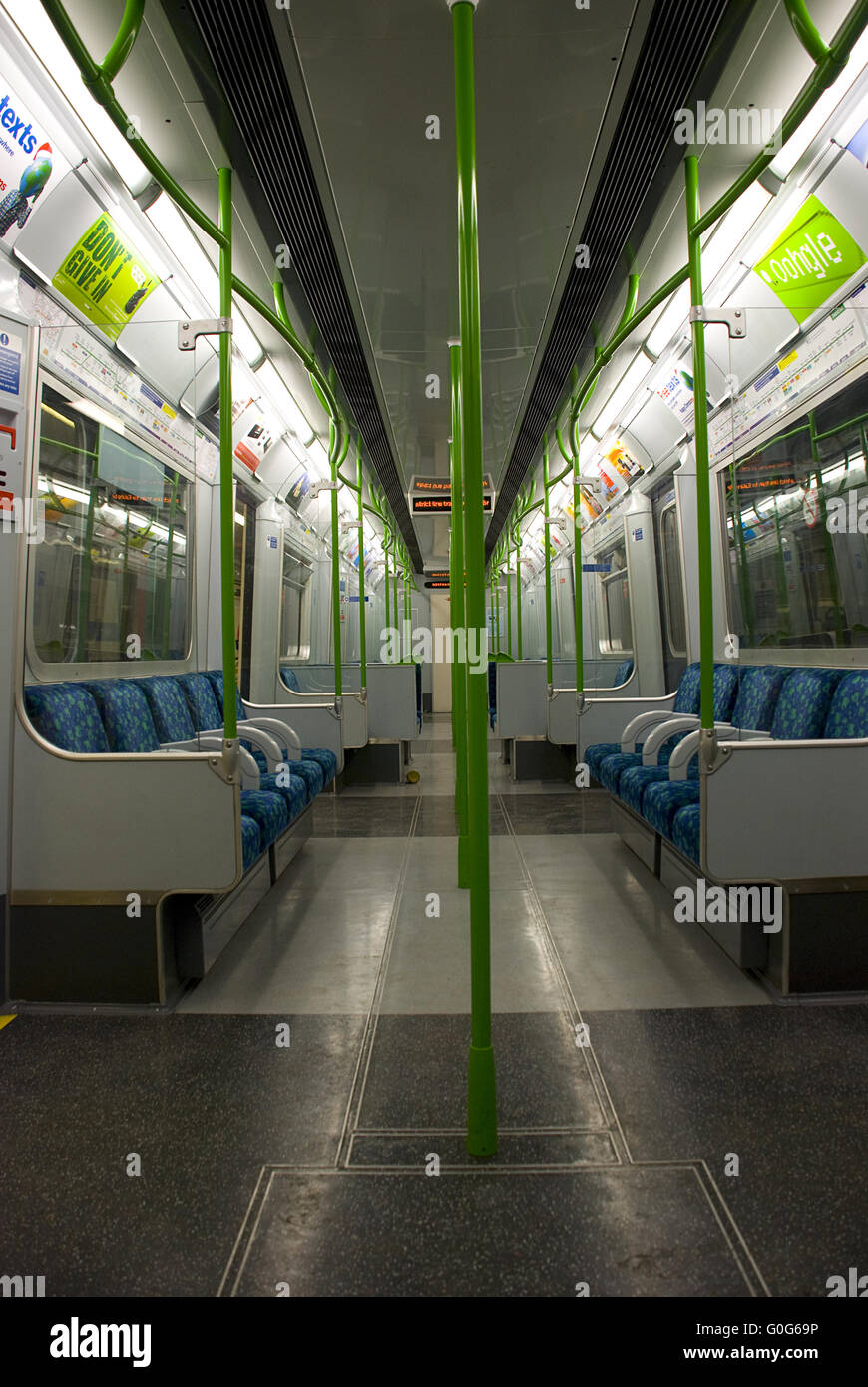 ENGLAND, LONDON - 7. Dezember 2008: Der Innenraum des Wagens von der Londoner u-Bahn. Stockfoto