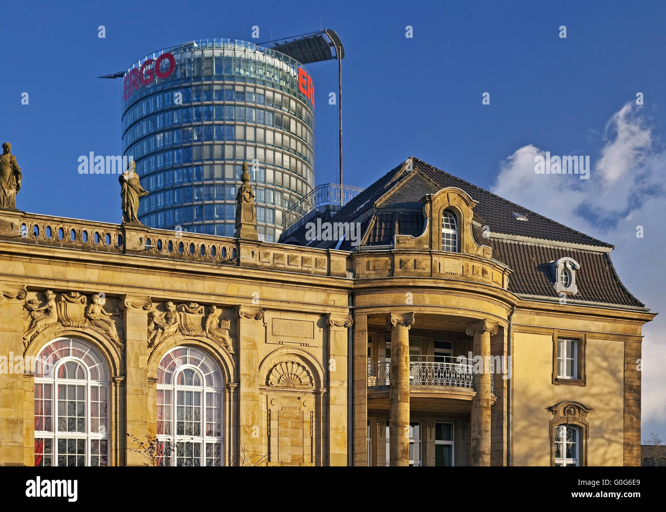 Der Bezirk Regierungsgebäude und High-Rise Gebäude der Ergo, Düsseldorf Stockfoto