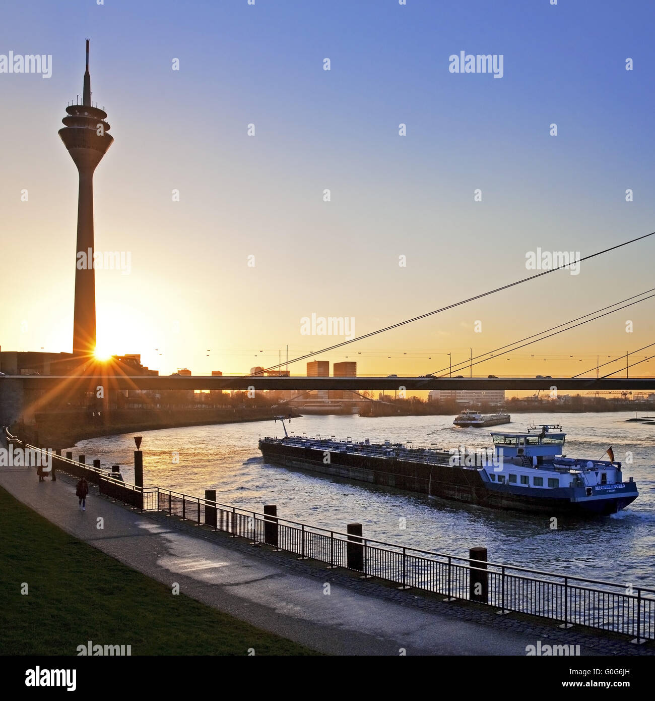 Der Rhein mit Frachtschiff und dem Rheinturm, Düsseldorf, Nordrhein-Westfalen, Deutschland Stockfoto