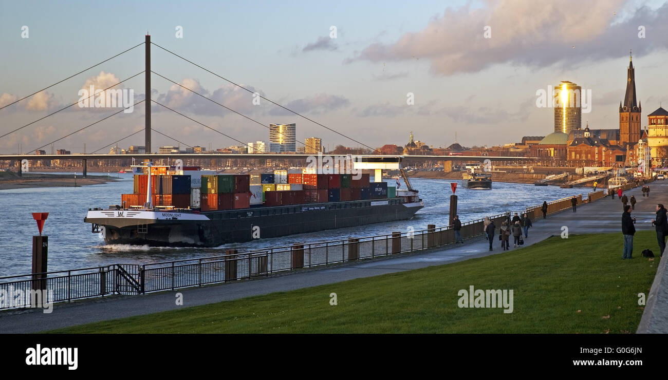 Der Rhein mit Frachtschiffen und Rhein promenade, Düsseldorf, Nordrhein-Westfalen. Deutschland, Europa Stockfoto