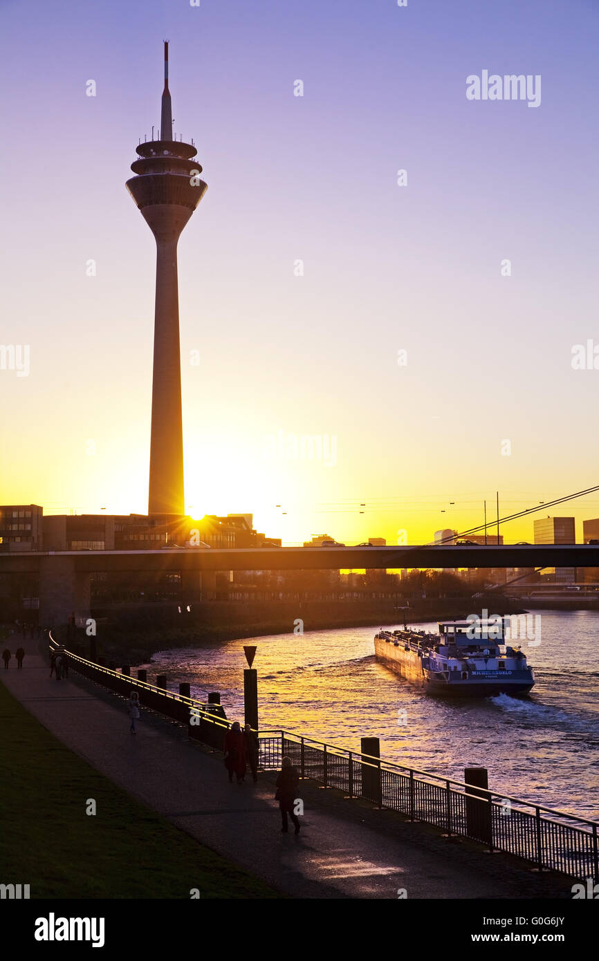 Der Rhein mit Frachtschiff und dem Rheinturm, Düsseldorf, Nordrhein-Westfalen, Deutschland Stockfoto