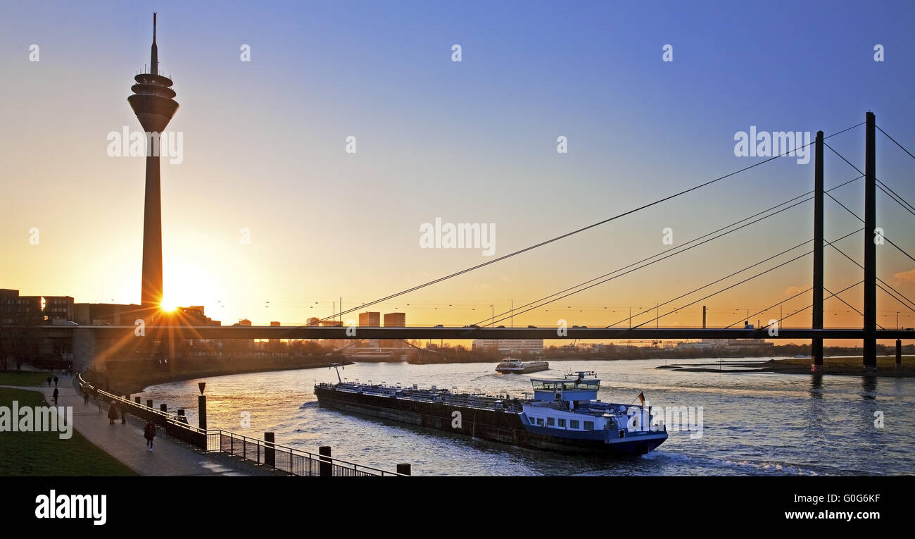 Der Rhein mit Frachtschiff, den Rheinturm und Rheinkniebruecke, Düsseldorf, Deutschland Stockfoto