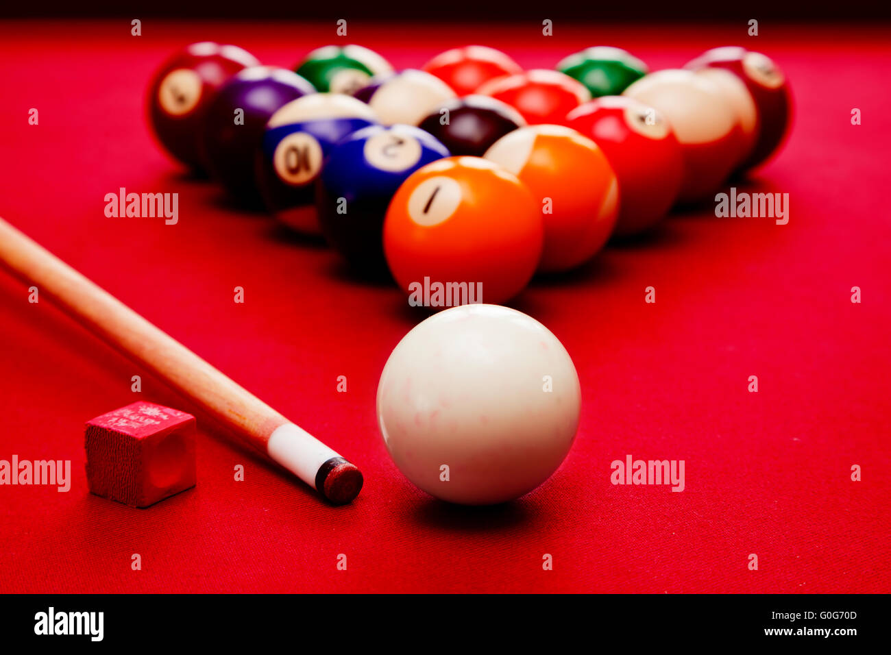 Pool-Billard-Spiel. Spielball, Cue Farbkugeln im Dreieck, Kreide Stockfoto