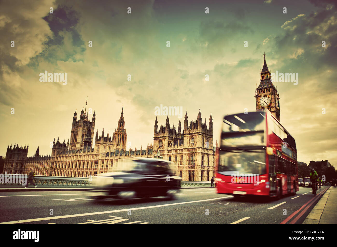 London, Großbritannien. Roter Bus, dem Taxi Taxi in Bewegung und Big Ben Stockfoto