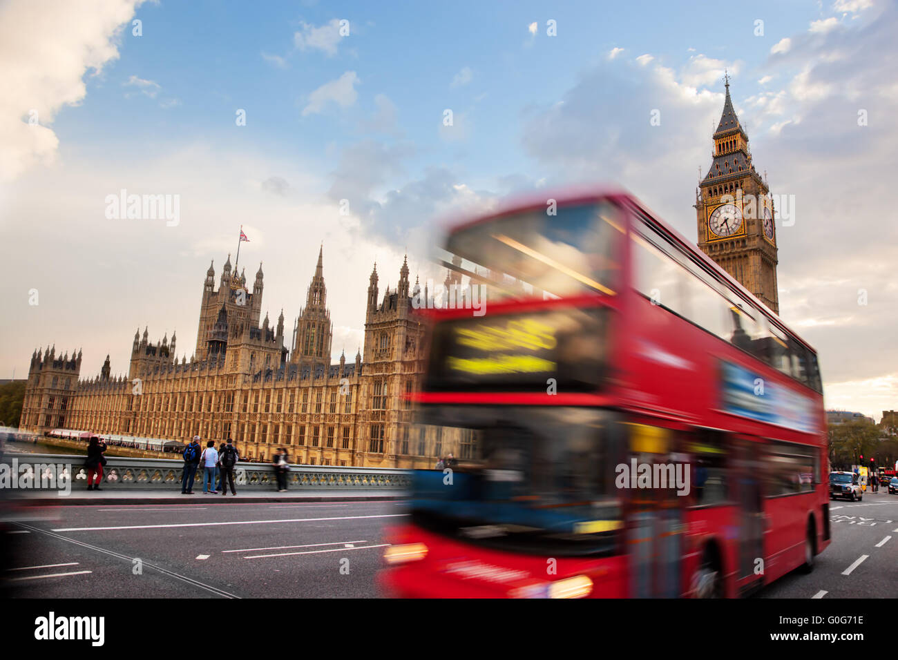 London, Großbritannien. Roter Bus in Bewegung und Big Ben Stockfoto