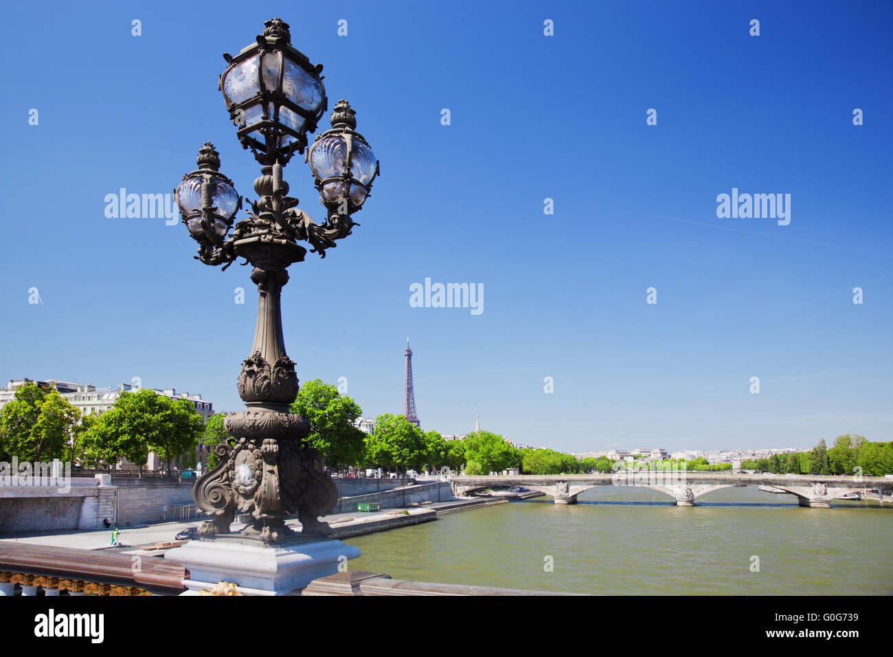 Eiffel Turm und Brücke am Seineufer in Paris Fance. Stockfoto
